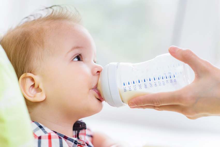 Những sai lầm thường gặp khi pha sữa cho trẻ em